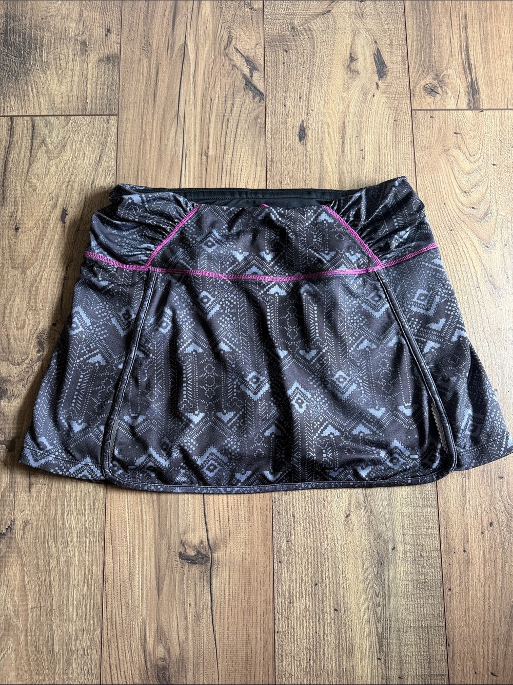 Athleta Be Free Skort Gray Geometric Tribal Print Pink Trim - Size M #581410